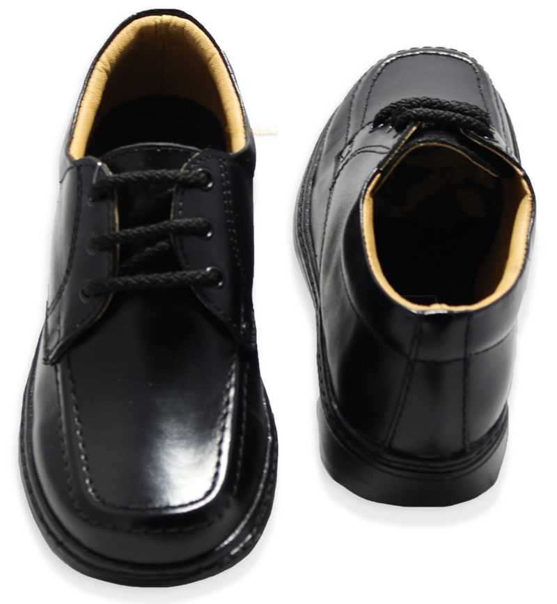 Zapato negro con cordones para niño